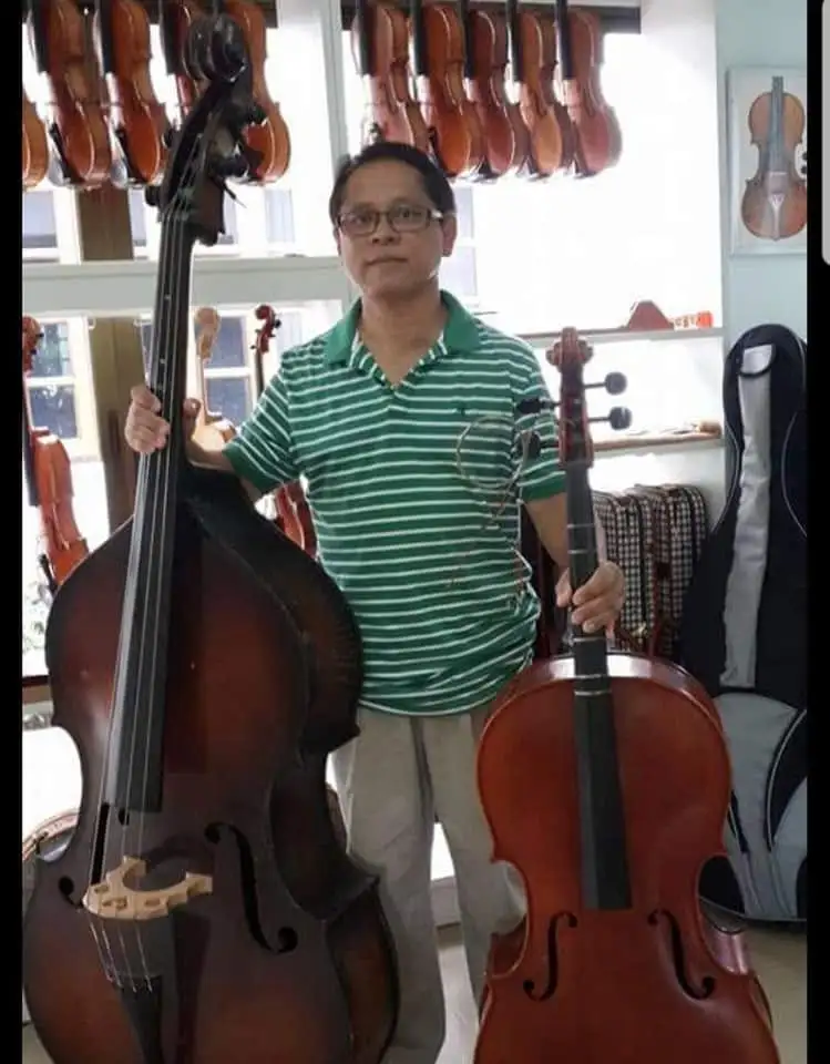 คุณขวัญชัยคัดเลือกเชลโลสำหรับนำมาดูแลที่ร้าน